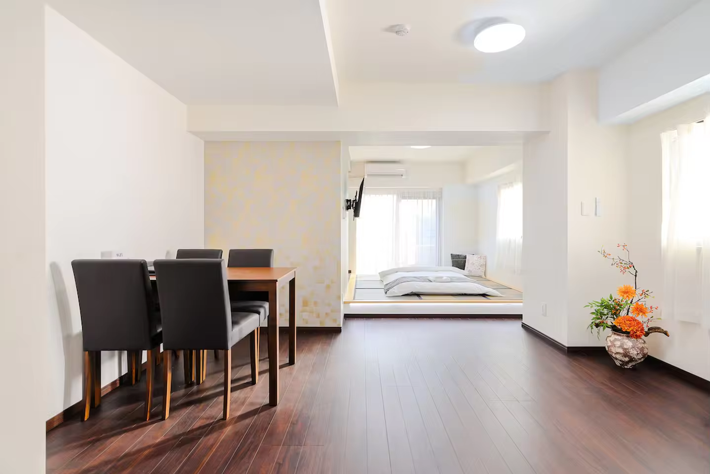 Near Shinjuku, a 3-minute walk from the nearest station, apartment for two.